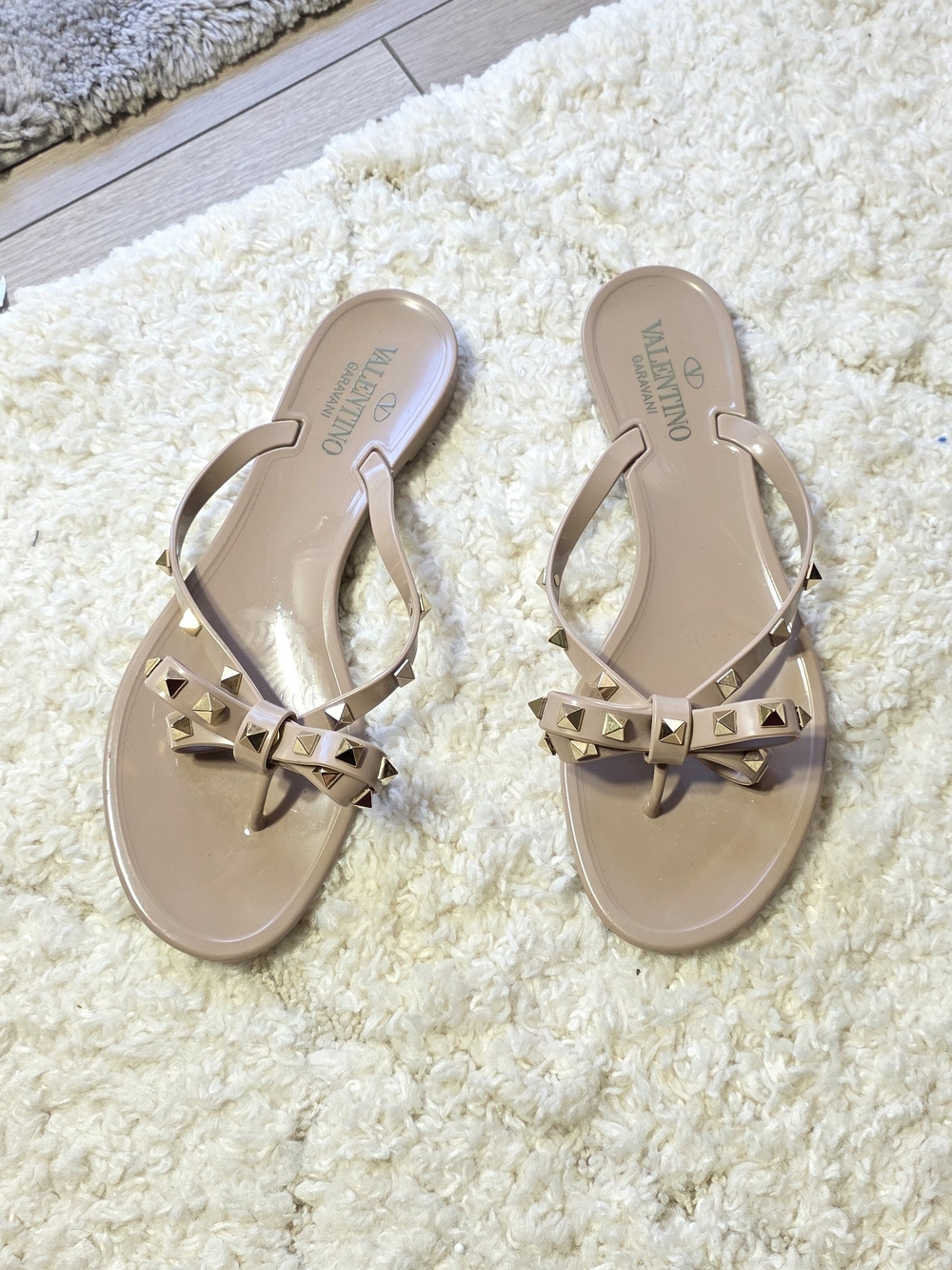 Valentino Garavani Beige Studded Bow Thong Sandals - Picture 9 of 11